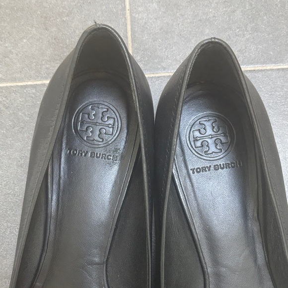 Tory Burch Black Leather Flats with Gold Logo Medallion - Picture 4 of 6